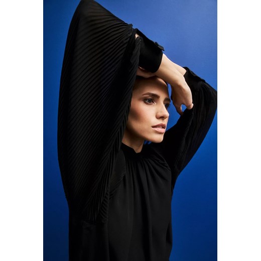 Koszula z plisowanymi rękawami czarna ze sklepu Moodo.pl w kategorii Koszule damskie - zdjęcie 171998974