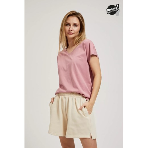 Bluzka z dekoltem w serek różowa ze sklepu Moodo.pl w kategorii Bluzki damskie - zdjęcie 171999223