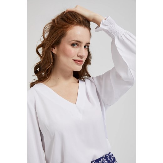 Wiskozowa koszula z dekoltem w serek i bufiastymi rękawami biała ze sklepu Moodo.pl w kategorii Bluzki damskie - zdjęcie 171999684