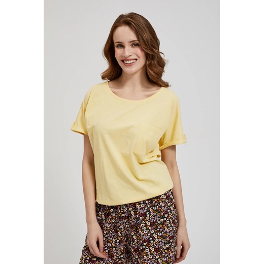 Bluzka z kieszonką i podwijanymi rękawami żółta ze sklepu Moodo.pl w kategorii Bluzki damskie - zdjęcie 172000111