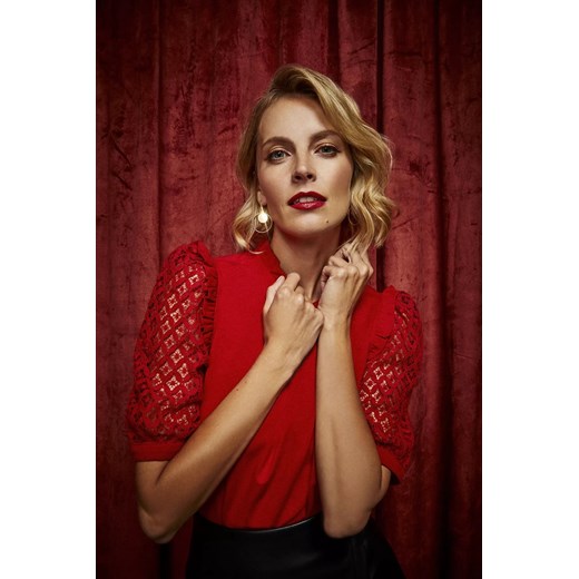 Bluzka z koronkowymi rękawami czerwona ze sklepu Moodo.pl w kategorii Bluzki damskie - zdjęcie 172000441