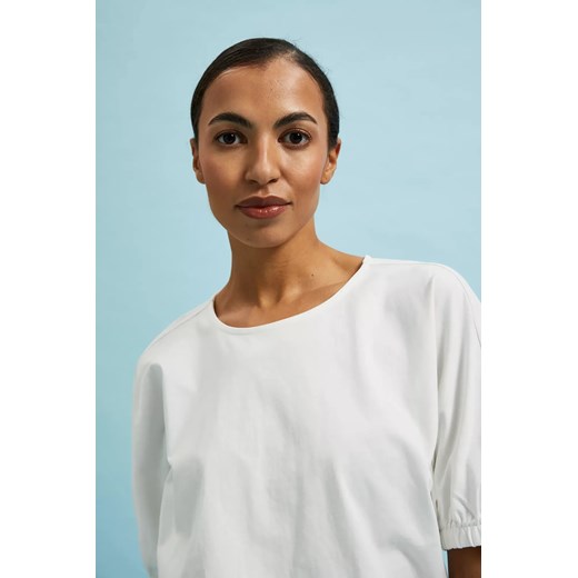 Bluzka z bufiastymi rękawami i okrągłym dekoltem biała ze sklepu Moodo.pl w kategorii Bluzki damskie - zdjęcie 172000462