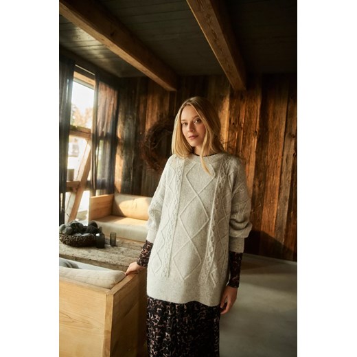 Sweter z ozdobnym splotem jasnoszary ze sklepu Moodo.pl w kategorii Swetry damskie - zdjęcie 172000553