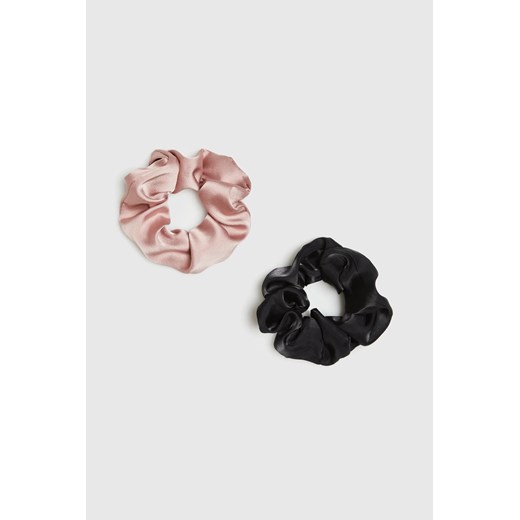 Zestaw dwóch gładkich gumek do włosów różowy ze sklepu Moodo.pl w kategorii Gumki do włosów - zdjęcie 172000740