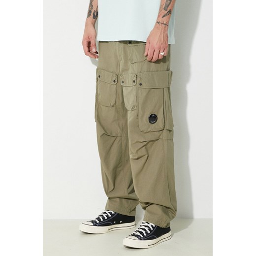 C.P. Company spodnie bawełniane Rip-Stop Loose Cargo kolor zielony proste 16CMPA174A006272G ze sklepu PRM w kategorii Spodnie męskie - zdjęcie 172010102