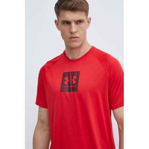 Under Armour t-shirt treningowy kolor czerwony z nadrukiem 1380785 ze sklepu ANSWEAR.com w kategorii T-shirty męskie - zdjęcie 172021241