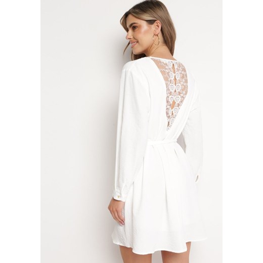 Biała Sukienka Mini Rozkloszowana z Paskiem i Koronkową Wstawką Varanil ze sklepu Born2be Odzież w kategorii Sukienki - zdjęcie 172033043