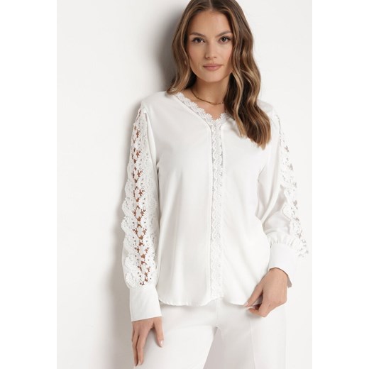 Biała Bluzka z Trójkątnym Dekoltem i Koronkowymi Wstawkami Brizella ze sklepu Born2be Odzież w kategorii Bluzki damskie - zdjęcie 172033220