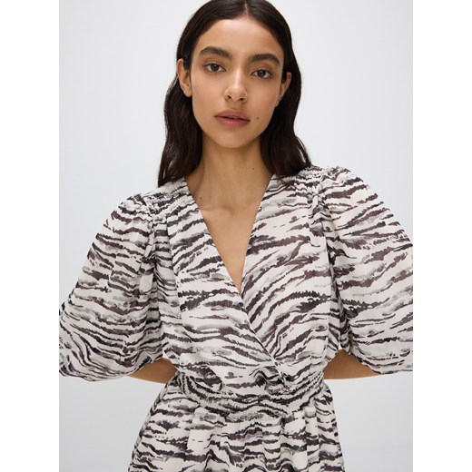 Sukienka Reserved z długimi rękawami rozkloszowana z dekoltem v mini 