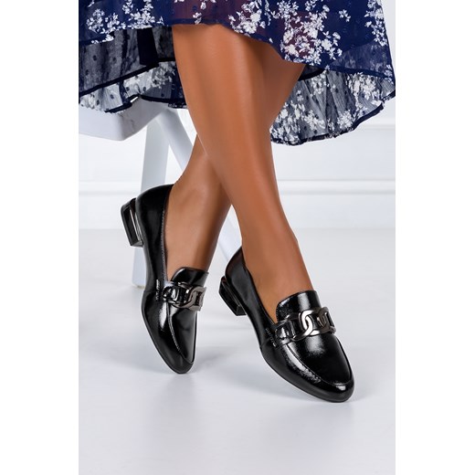Mokasyny Sergio Leone damskie lakierowane z łańcuchem skórzana wkładka czarne MK732 ze sklepu Casu.pl w kategorii Mokasyny damskie - zdjęcie 172044383
