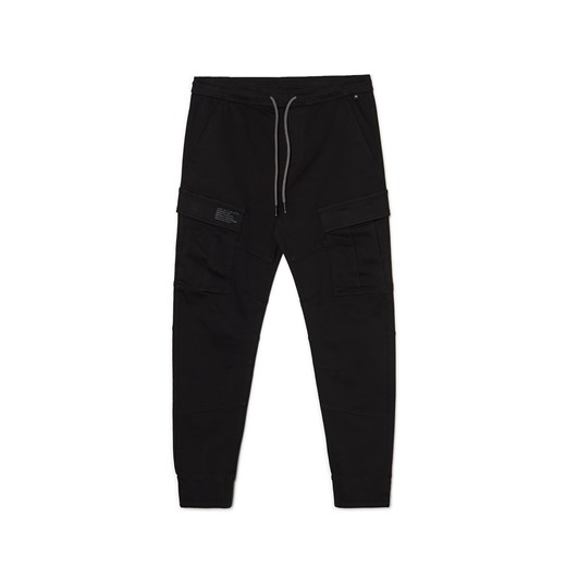 Cropp - Czarne jeansy jogger z kieszeniami cargo - czarny Cropp 32/34 Cropp