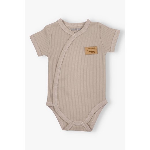 Body kopertowe z dzianiny prążkowej z krótkim rękawem - beżowe - Lagarto Verde ze sklepu 5.10.15 w kategorii Body niemowlęce - zdjęcie 172084162