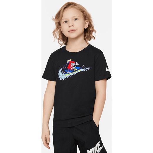 T-shirt o pudełkowym kroju z nadrukiem skutera wodnego dla małych dzieci Nike - Czerń ze sklepu Nike poland w kategorii T-shirty chłopięce - zdjęcie 172107810