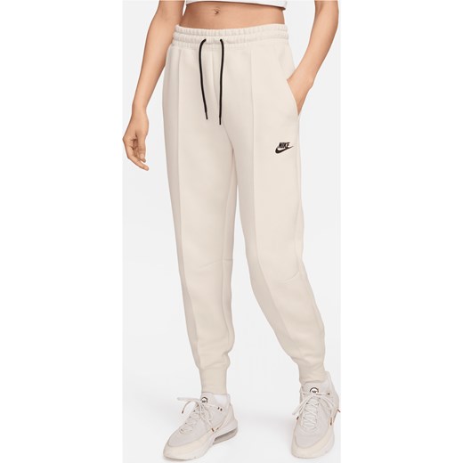 Damskie joggery ze średnim stanem Nike Sportswear Tech Fleece - Brązowy ze sklepu Nike poland w kategorii Spodnie damskie - zdjęcie 172107820