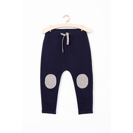 Spodnie dresowe dla niemowlaka- granatowe z łatami na kolanach ze sklepu 5.10.15 w kategorii Spodnie i półśpiochy - zdjęcie 172115942