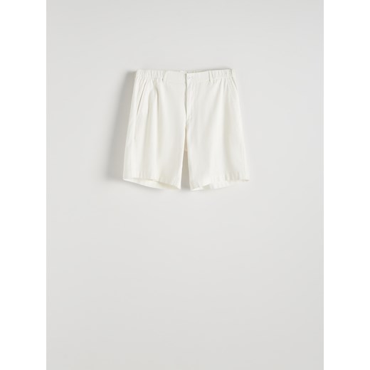Reserved - Szorty regular fit - biały ze sklepu Reserved w kategorii Spodenki męskie - zdjęcie 172134930