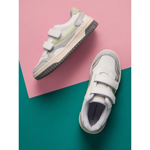 Reserved - Sneakersy na rzepy - złamana biel ze sklepu Reserved w kategorii Buty sportowe dziecięce - zdjęcie 172135264