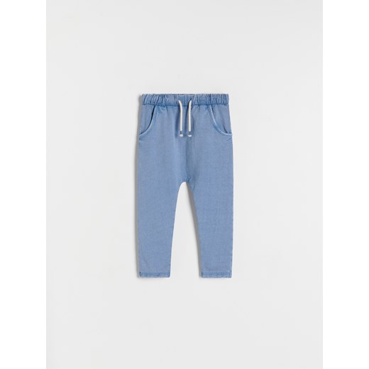 Reserved - Dresowe spodnie z efektem sprania - niebieski ze sklepu Reserved w kategorii Spodnie i półśpiochy - zdjęcie 172140690