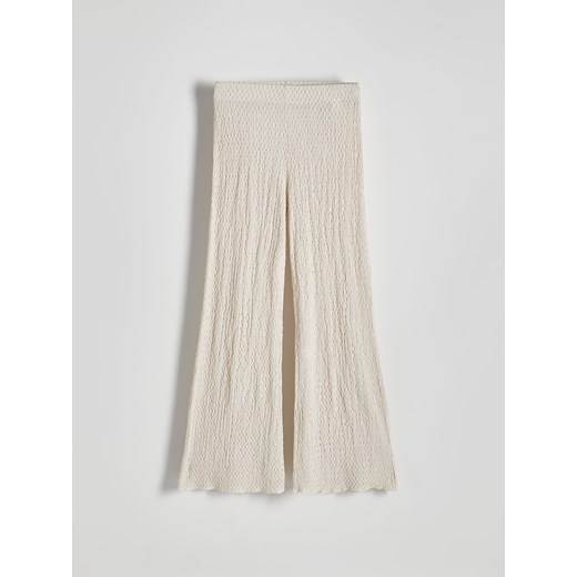 Reserved - Spodnie flare ze strukturalnej dzianiny - złamana biel ze sklepu Reserved w kategorii Spodnie damskie - zdjęcie 172141152