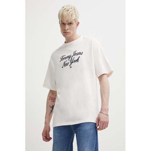 Tommy Jeans t-shirt bawełniany męski kolor beżowy z aplikacją DM0DM18579 ze sklepu ANSWEAR.com w kategorii T-shirty męskie - zdjęcie 172144070