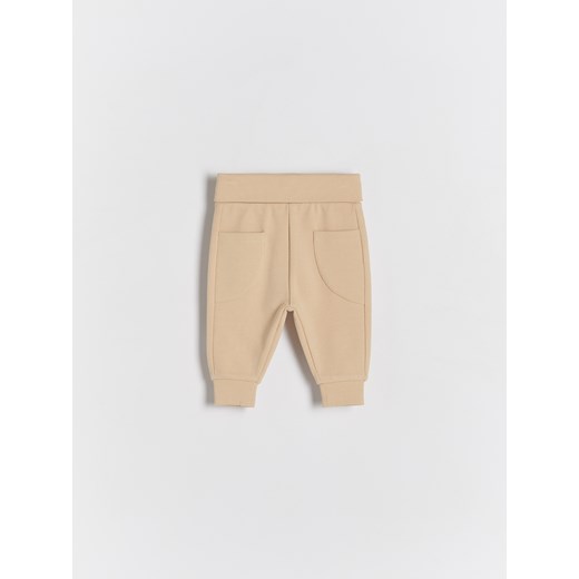 Reserved - Dzianinowe spodnie z kieszeniami - beżowy ze sklepu Reserved w kategorii Spodnie i półśpiochy - zdjęcie 172161220