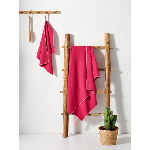 Sinsay - Ręcznik szybkoschnący - różowy ze sklepu Sinsay w kategorii Ręczniki - zdjęcie 172162230