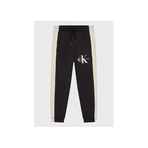 Calvin Klein Jeans Spodnie dresowe IB0IB01360 Czarny Regular Fit ze sklepu MODIVO w kategorii Spodnie chłopięce - zdjęcie 172179454