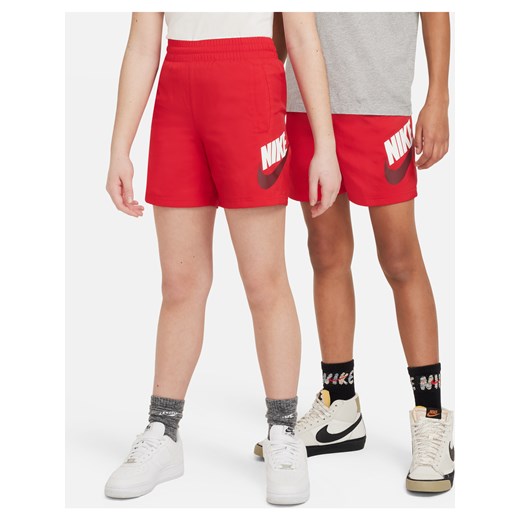 Spodenki z tkaniny dla dużych dzieci Nike Sportswear - Czerwony ze sklepu Nike poland w kategorii Spodenki chłopięce - zdjęcie 172184620
