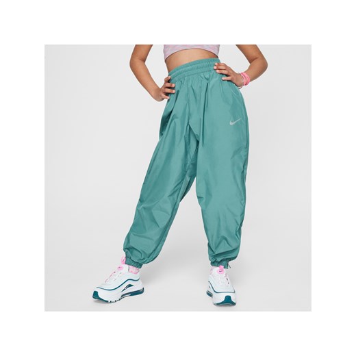 Spodnie z tkaniny dla dużych dzieci (dziewcząt) Nike Sportswear - Zieleń ze sklepu Nike poland w kategorii Spodnie dziewczęce - zdjęcie 172184654
