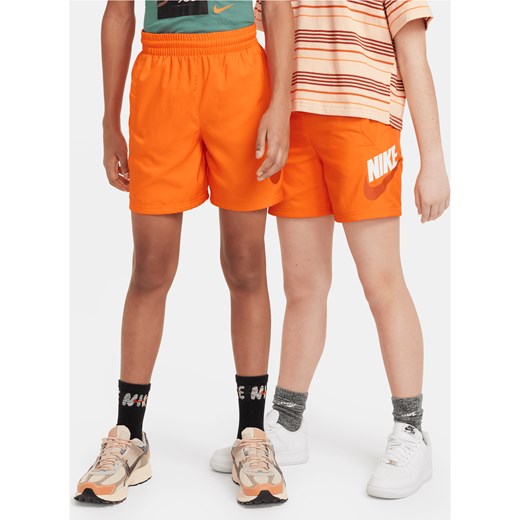 Spodenki z tkaniny dla dużych dzieci Nike Sportswear - Pomarańczowy ze sklepu Nike poland w kategorii Spodenki chłopięce - zdjęcie 172184662