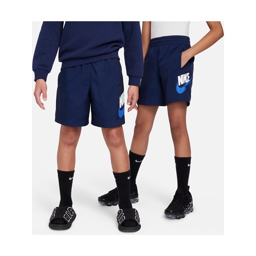 Spodenki z tkaniny dla dużych dzieci Nike Sportswear - Niebieski ze sklepu Nike poland w kategorii Spodenki chłopięce - zdjęcie 172184663