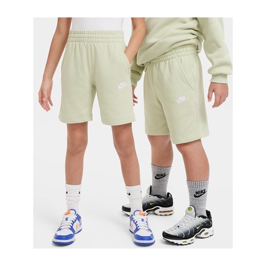 Spodenki z dzianiny dresowej dla dużych dzieci Nike Sportswear Club Fleece - Zieleń ze sklepu Nike poland w kategorii Spodenki chłopięce - zdjęcie 172184701