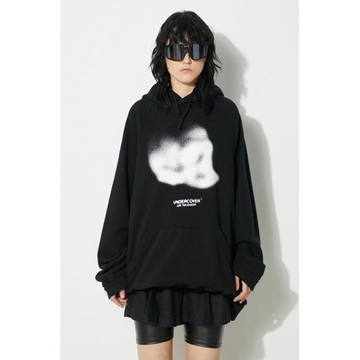 Undercover bluza bawełniana Hoodie damska kolor czarny z kapturem z nadrukiem UC1D1801.3 ze sklepu PRM w kategorii Bluzy damskie - zdjęcie 172185050