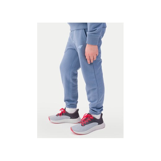 4F Spodnie dresowe 4FJWSS24TTROM597 Niebieski Regular Fit ze sklepu MODIVO w kategorii Spodnie chłopięce - zdjęcie 172187783