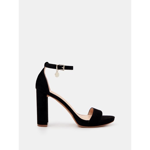 Mohito - Czarne sandały na słupku - czarny ze sklepu Mohito w kategorii Sandały damskie - zdjęcie 172189501