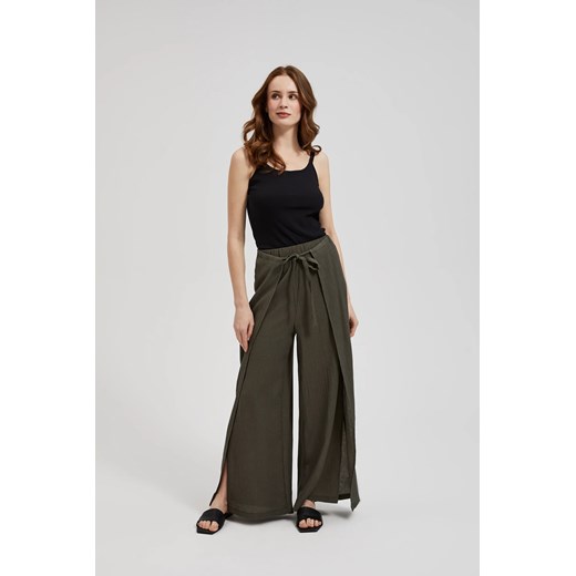 Spodnie z szerokimi nogawkami i gumą w talii oliwkowe ze sklepu Moodo.pl w kategorii Spodnie damskie - zdjęcie 172189770