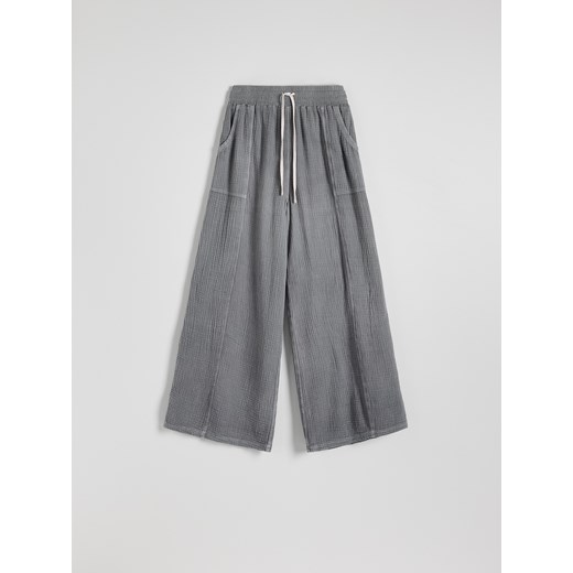 Reserved - Spodnie ze strukturalnej tkaniny - jasnoszary ze sklepu Reserved w kategorii Spodnie damskie - zdjęcie 172189884