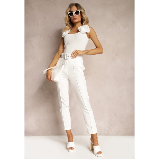 Białe Dopasowane Spodnie Garniturowe High Waist z Paskiem w Talii Ozdobionym Klamrą Binah ze sklepu Renee odzież w kategorii Spodnie damskie - zdjęcie 172195223