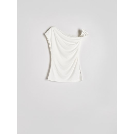 Reserved - Top z węzłem na ramieniu - złamana biel ze sklepu Reserved w kategorii Bluzki damskie - zdjęcie 172242021