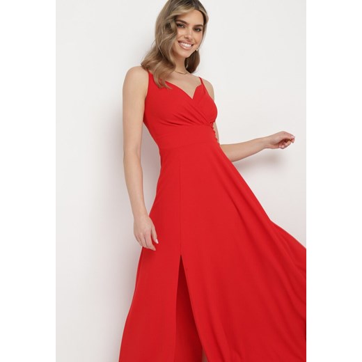 Czerwona Rozkloszowana Klasyczna Sukienka z Kopertowym Dekoltem na Cienkich M Born2be Odzież wyprzedaż