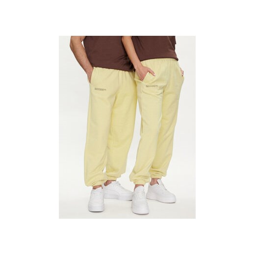 Pangaia Spodnie dresowe Food Dye Zielony Regular Fit ze sklepu MODIVO w kategorii Spodnie męskie - zdjęcie 172256441