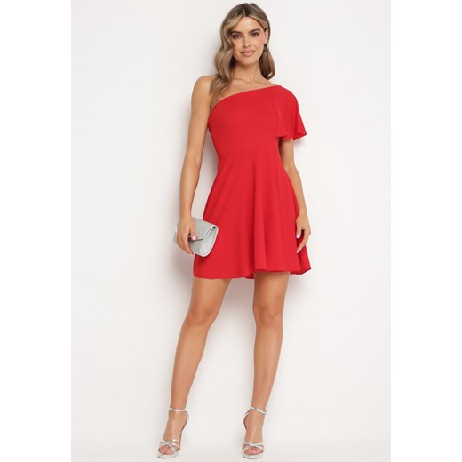 Czerwona Asymetryczna Sukienka na Jedno Ramię z Falbanką Ellasue L promocyjna cena Born2be Odzież
