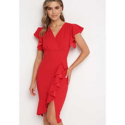 Czerwona Dopasowana Sukienka z Kopertowym Dekoltem i Falbankami Leolani ze sklepu Born2be Odzież w kategorii Sukienki - zdjęcie 172275021