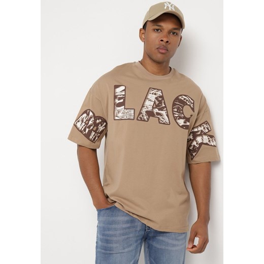 Ciemnobeżowa Bawełniana Koszulka T-shirt z Ozdobnym Nadrukiem Sanestia ze sklepu Born2be Odzież w kategorii T-shirty męskie - zdjęcie 172275174