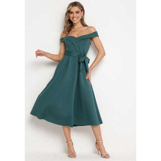 Zielona Elegancka Sukienka o Fasonie Hiszpanki z Materiałowym Paskiem Xaelia M Born2be Odzież wyprzedaż