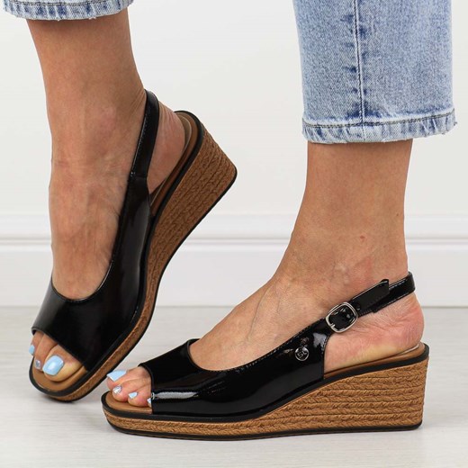 Czarne lakierowane sandały damskie na koturnie Sergio Leone sk301 ze sklepu suzana.pl w kategorii Sandały damskie - zdjęcie 172297540