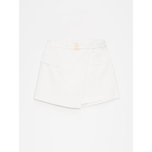 Mohito - Białe spódnico-szorty z paskiem - biały ze sklepu Mohito w kategorii Szorty - zdjęcie 172302650