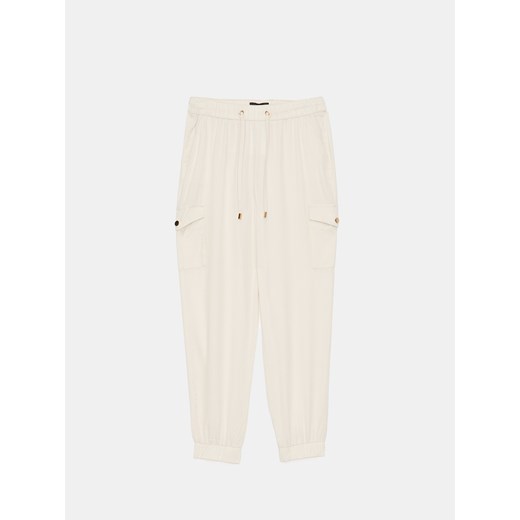 Mohito - Beżowe spodnie z lyocellu - kremowy ze sklepu Mohito w kategorii Spodnie damskie - zdjęcie 172302884