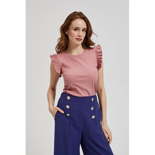 Prążkowana bluzka z falbaną na ramionach różowa ze sklepu Moodo.pl w kategorii Bluzki damskie - zdjęcie 172308203
