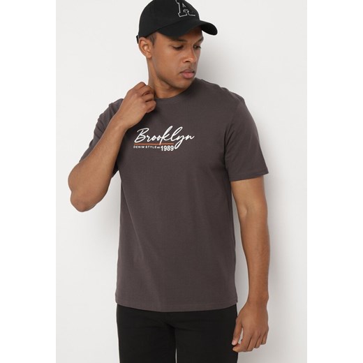 Ciemnobrązowa Koszulka z Bawełny Ozdobiona Nadrukiem Eloenna ze sklepu Born2be Odzież w kategorii T-shirty męskie - zdjęcie 172308341